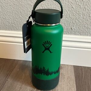 Hydro Flask Forest Green Bottle with Handle. Limited Edition.
